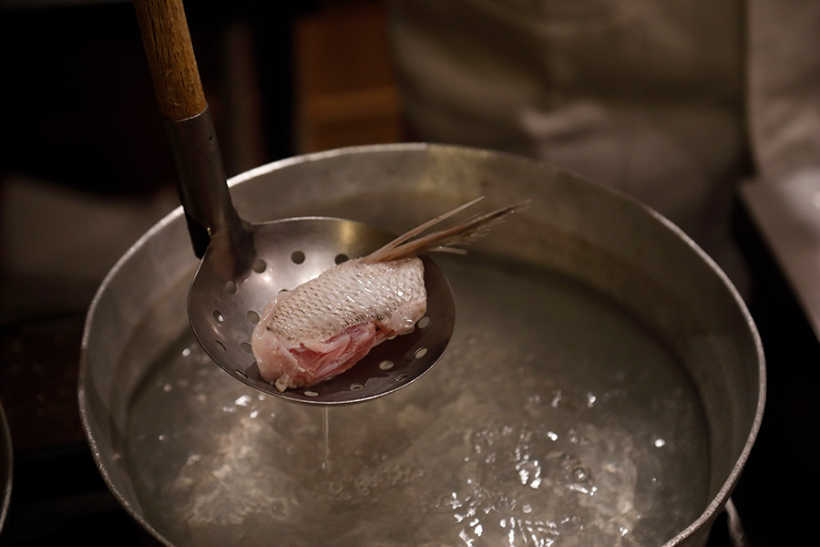 調理のポイント1：沸騰した湯で鯛のあらを霜降りする