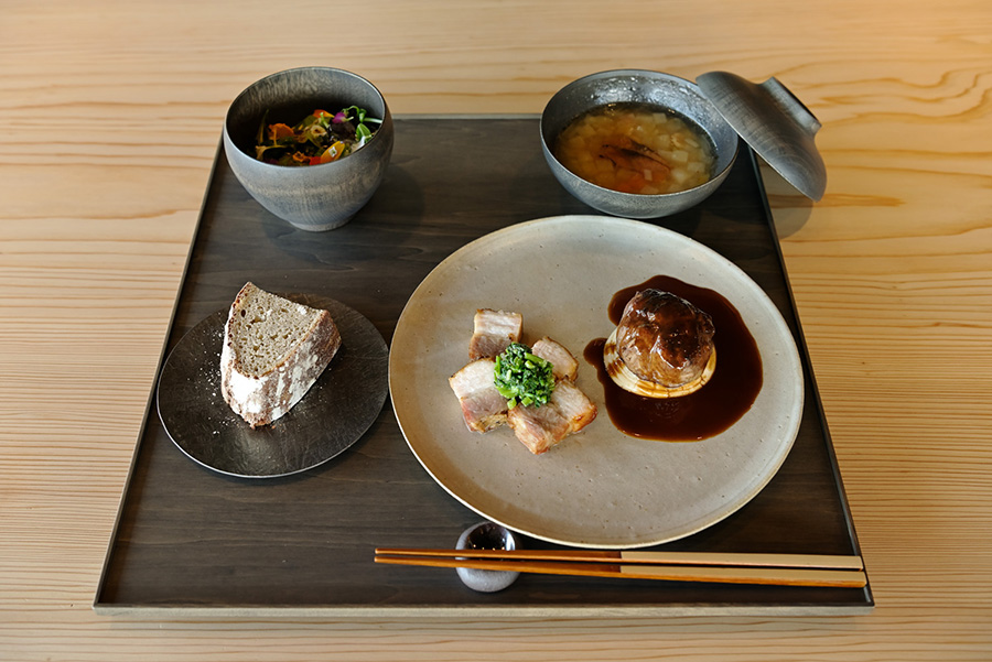 食材はもちろん、酒粕、白板昆布、醤油粕など全て福井県産の調味料で作られたランチ。漆器などの什器も同様。