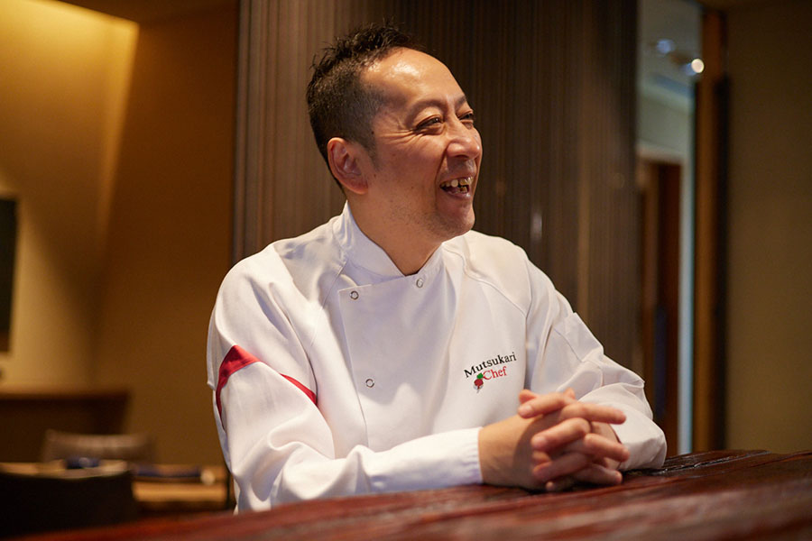秋山氏の特徴は、日本料理の伝統を踏まえつつ、独自の感覚を料理に反映すること。こうして生まれる料理が、国内外の美食家たちを惹きつける。