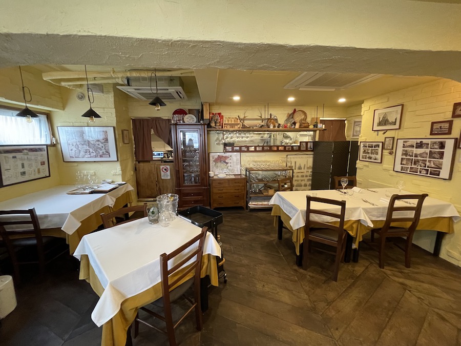 スクードの店内。イタリアの郷土料理をイメージして作られた味のあるインテリアに囲まれた心地よい空間。
