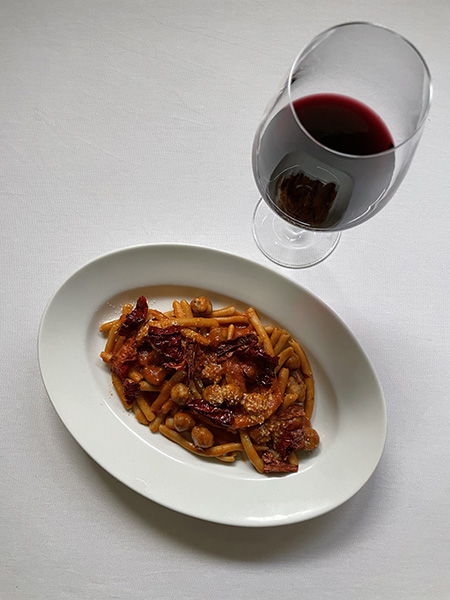 仔羊ラグーのマッケローニ・アッラ・キターラはアブルッツォの代表的な郷土料理。アブルッツォの赤ワインがよく合います。