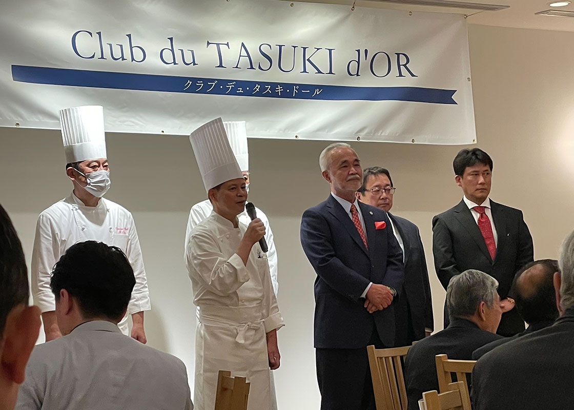 日本とフランス、大御所と若手のシェフをつなぐグループ、「クラブ・ド・タスキドール」。 日本のフランス料理界、ひいては飲食業界を活性化させるために3年前に誕生したこの会員組織の、総会・懇談会が5月に開催された。