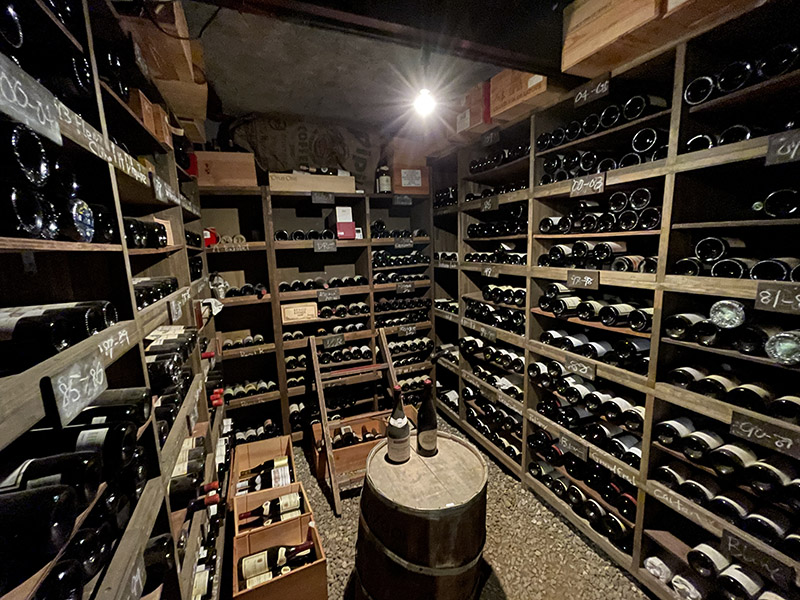 パリのトゥールダルジャンをイメージして作ったというワインセラー。2500本以上のワインが眠っています。