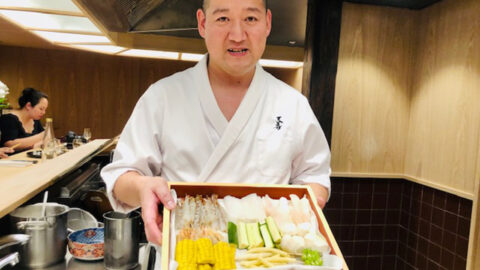 「天善」料理長の近藤次郎さん。旬の魚介や野菜を、自身の足で探し求めている。