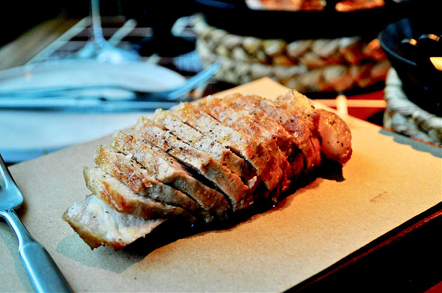 味自慢のイベリコ豚は直火調理で旨味を引き出す。