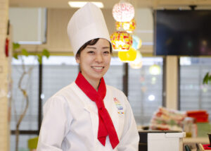 高齢者が日帰りの介護サービスを受けるデイサービス施設の中でも、料理特化型のデイサービスが注目を集めています。今回はその中の一つ「なないろクッキングスタジオ自由が丘」で、4年前から専属シェフとして活躍する山本奈々さんに話をうかがいました。