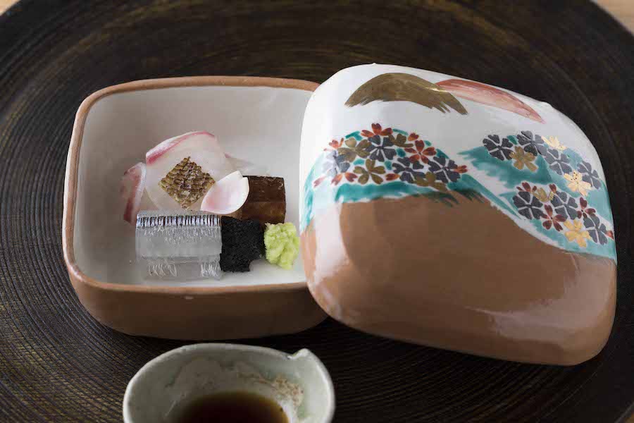 春の一品「鯛と細魚のお造り」。一見して、包丁の冴えが感じとれる仕上がり。伝統を大切にする竹村さんは、一品ごとのていねいさ、素材の魅力がまっすぐに感じられるシンプルな料理を心がける。