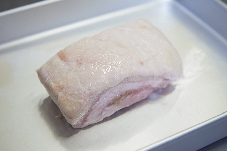できあがった豚肉は、料理名のとおり、上品な白色。