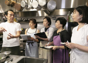生産者、プロのトップシェフ、料理家の三者の交流を拡げ、互いに刺激し合い、ともに料理業界を盛り上げる。そんな新しいコミュニティを構築するための新企画。 今回は、4人の料理家が「調理は食材の水分調整」と語る島田哲也シェフに学んだ。