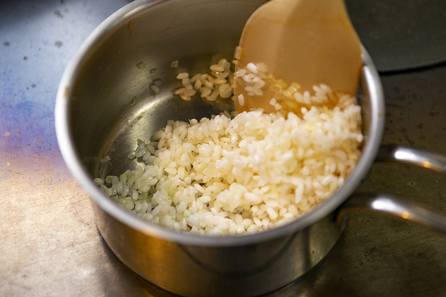 リゾットを作る。使う米は石川県のブランド米「ひゃくまん穀」。粒が大きく、冷めても食感が優れているのが特徴だ。