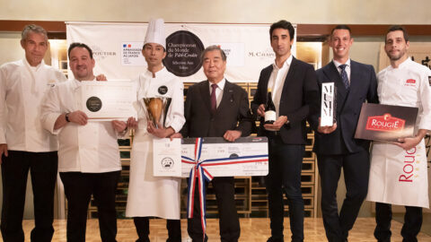 東京広尾にあるフランス大使公邸にて、今年で7回目となるパテ・クルート世界選手権アジア大会決勝の授賞式が開催されました。 大使公邸には招待を受けたゲストが集い、決勝に選ばれた12名によるパテ・クルートをはじめ、シャルキュトリ、チーズ、ワインを楽しみながら2年ぶりの開催を祝いました。