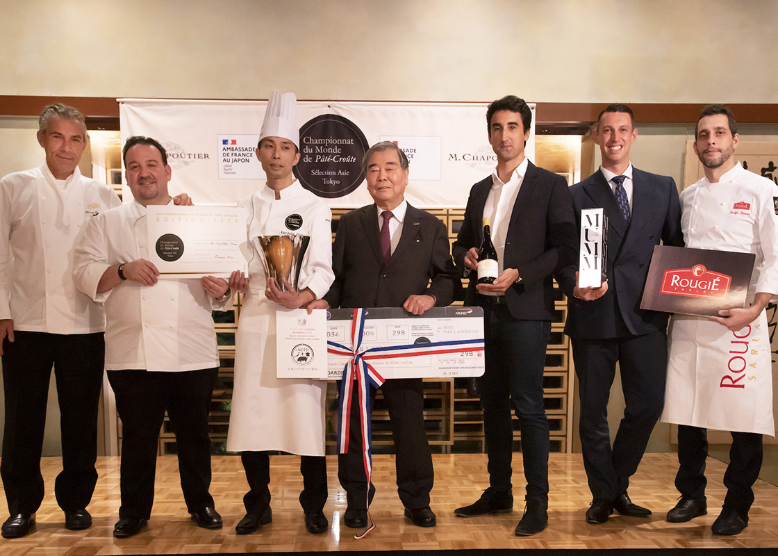 東京広尾にあるフランス大使公邸にて、今年で7回目となるパテ・クルート世界選手権アジア大会決勝の授賞式が開催されました。 大使公邸には招待を受けたゲストが集い、決勝に選ばれた12名によるパテ・クルートをはじめ、シャルキュトリ、チーズ、ワインを楽しみながら2年ぶりの開催を祝いました。
