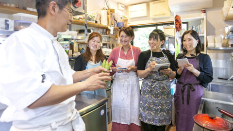 生産者、プロのトップシェフ、料理家の三者の交流を拡げ、互いに刺激し合い、ともに料理業界を盛り上げる。そんな新しいコミュニティを構築するための新企画。 今回は北鎌倉に店を構える太田成志シェフに、4人の料理家が学んだ。