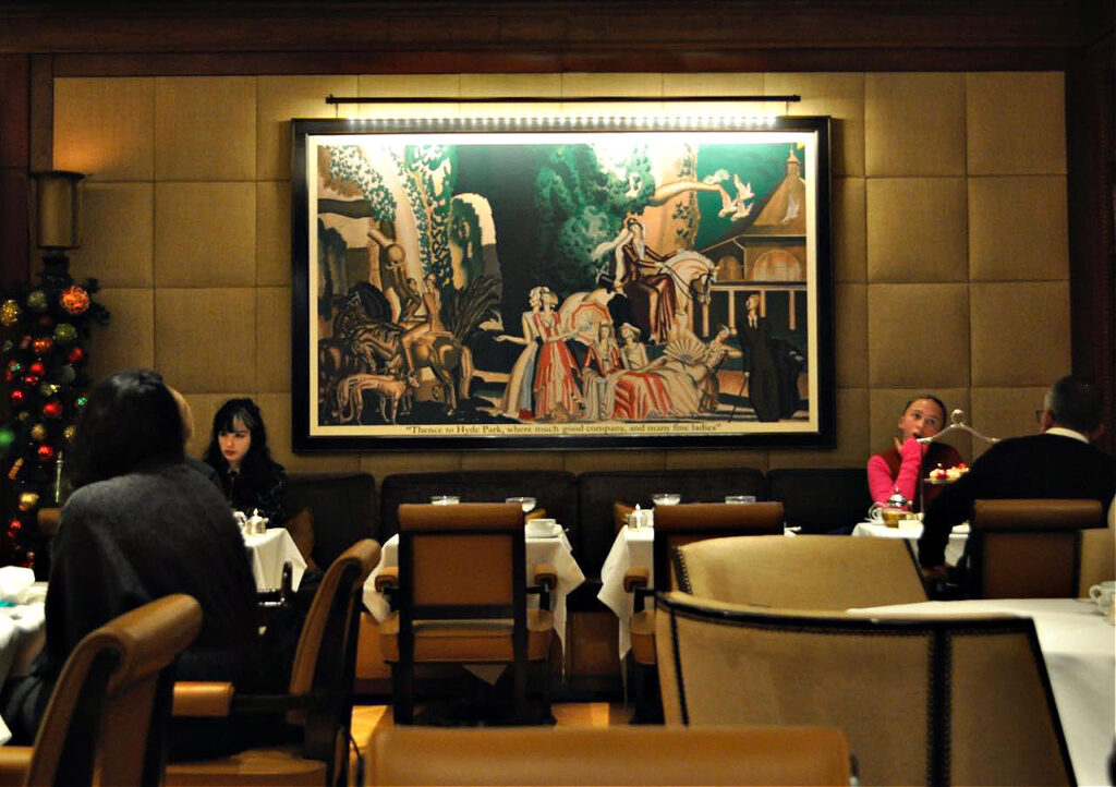 アール・デコを代表する画家、ジャン・デュパによるハイド・パークをテーマにした絵画が、ギャツピー・ルームに華やぎを添える。