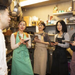 生産者、プロのトップシェフ、料理家の三者の交流を拡げ、互いに刺激し合い、ともに料理業界を盛り上げる。そんな新しいコミュニティを構築するための新企画。 今回は、東京・麻布十番に店を構える仁保州博シェフに4人の料理家が学んだ。