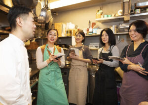 生産者、プロのトップシェフ、料理家の三者の交流を拡げ、互いに刺激し合い、ともに料理業界を盛り上げる。そんな新しいコミュニティを構築するための新企画。 今回は、東京・麻布十番に店を構える仁保州博シェフに4人の料理家が学んだ。