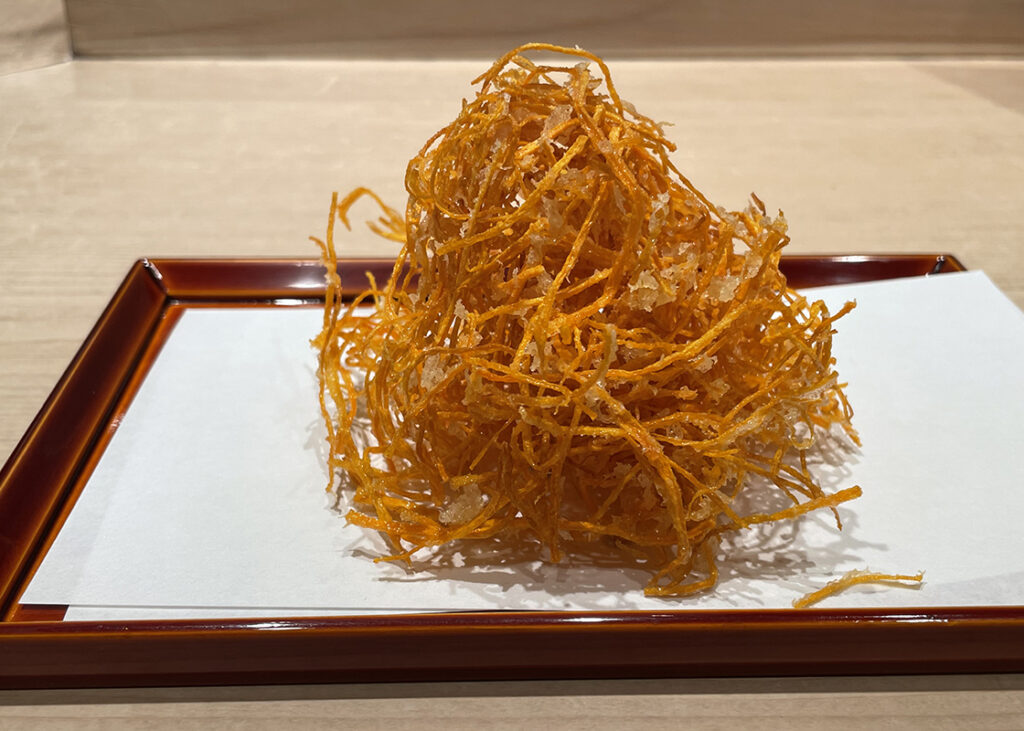 てんぷら近藤の「ニンジンのかき揚げ」の作り方が、YouTubeチャンネル