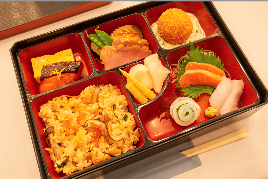 浄土ヶ浜パークホテルの久坂正男料理長による、宮古トラウトサーモンをふんだんに使用したお弁当。