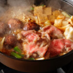 柔らかい肉質ときめ細かい霜降りが特徴の宮崎牛を使って、京料理の名店「祇園さゝ木」佐々木浩さんが「すき焼き」と「すき煮」をつくります。