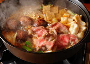 柔らかい肉質ときめ細かい霜降りが特徴の宮崎牛を使って、京料理の名店「祇園さゝ木」佐々木浩さんが「すき焼き」と「すき煮」をつくります。