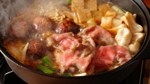 柔らかい肉質ときめ細かい霜降りが特徴の宮崎牛を使って、京料理の名店「祇園さゝ木」佐々木浩さんが「すき焼き」と「すき煮」をつくります。