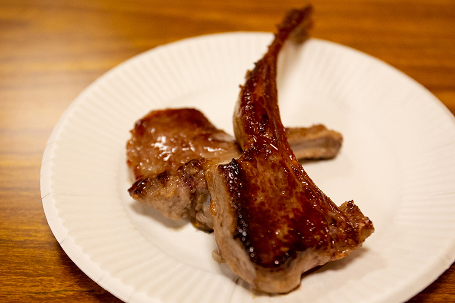 月齢約5ヶ月の鹿肉はプレミアム商品のチョップ肉として販売。もっちりと柔らかい肉は歯切れよく、ほんのりとした甘みが広がる。