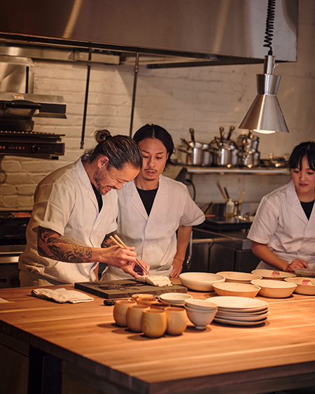 写真の左端が、オーナーシェフの谷祐二さん。日本の食文化を反映させた“ジャパニーズ・フレンチ”のテイスティングメニュー（＄150）で評判を呼んでいる。 ©Naoki Fukuda