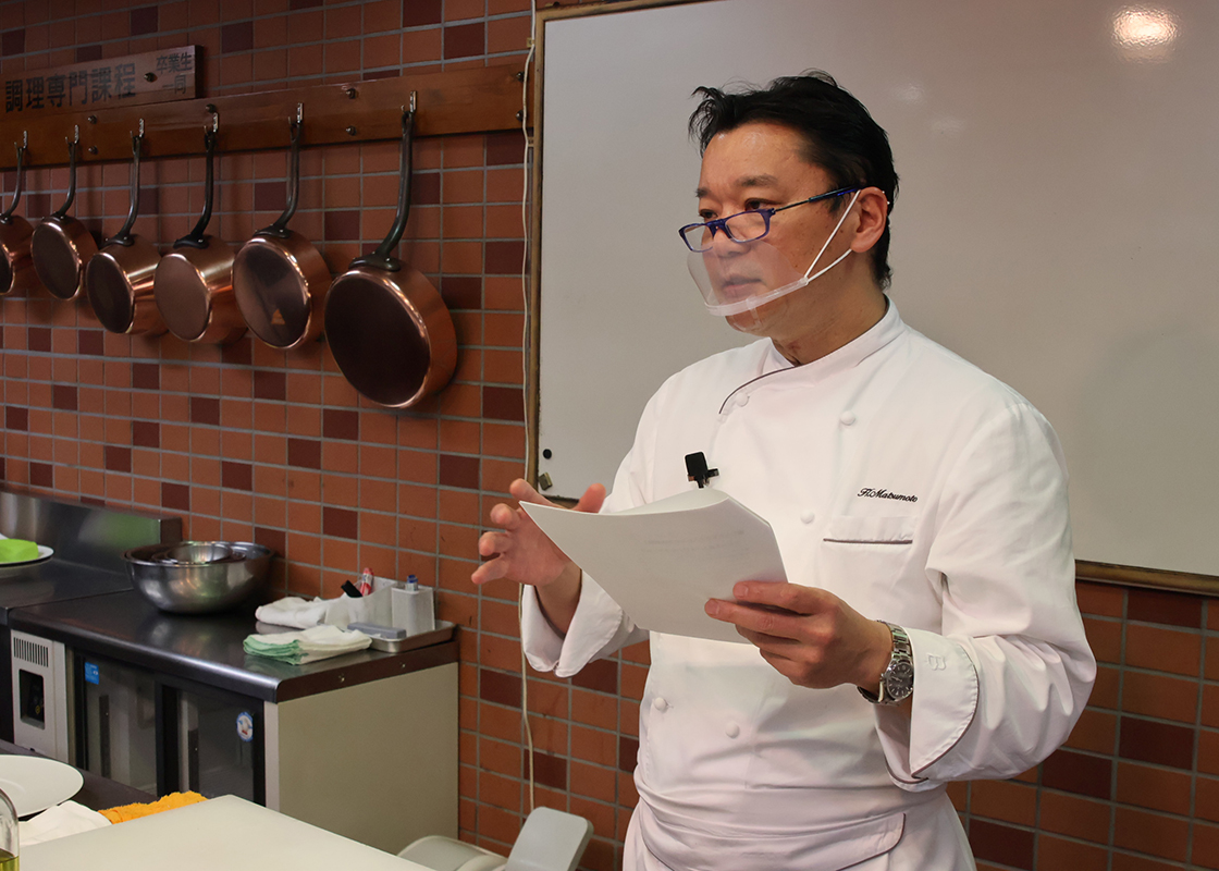 東京都豊島区の「香川調理製菓専門学校」で、「東京會舘 プルニエ」の料理長、松本浩之シェフによる「フランス料理技術講習会」が開催された。今回のテーマは、「多彩な味の表現と調理法 魅力ある春のentréeを学ぼう！」だ。