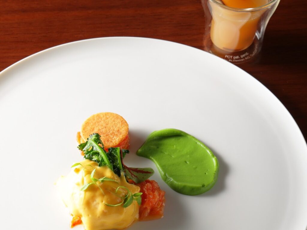 彩り豊かな「ウチワエビのスナッケ 江上文旦と小串トマトの