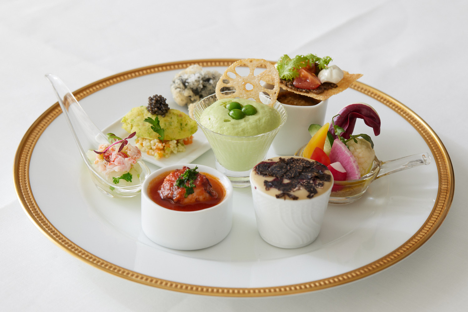 シェフロピアがイタリアンの巨匠の元に飛んでいく！リストランテ濱﨑 濱﨑龍一シェフの前菜の盛り合わせ 23年4月号 - 料理王国