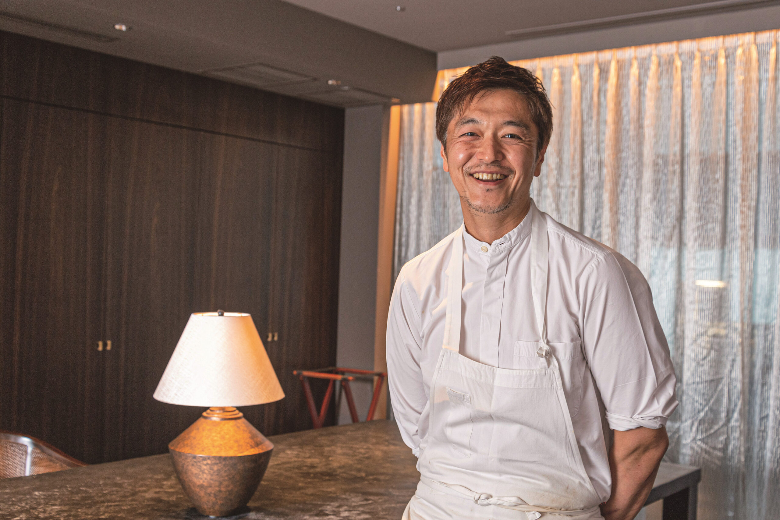 探究心とテクニックで、誰もが知る野菜を未知の料理に昇華する　フロリレージュ 川手寛康　25年6月号
